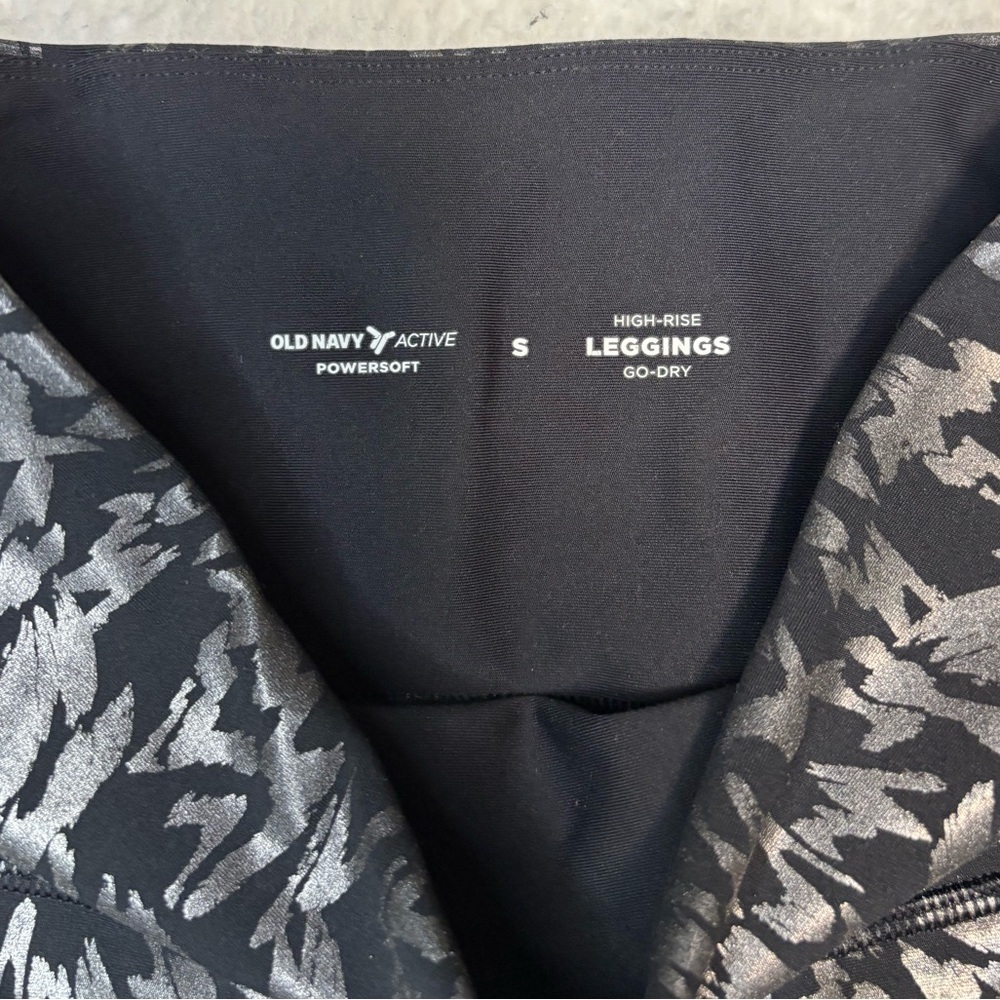 Old Navy Active Women High Rise Powersoft Foil-Print Leggings - Picture 5 of 8